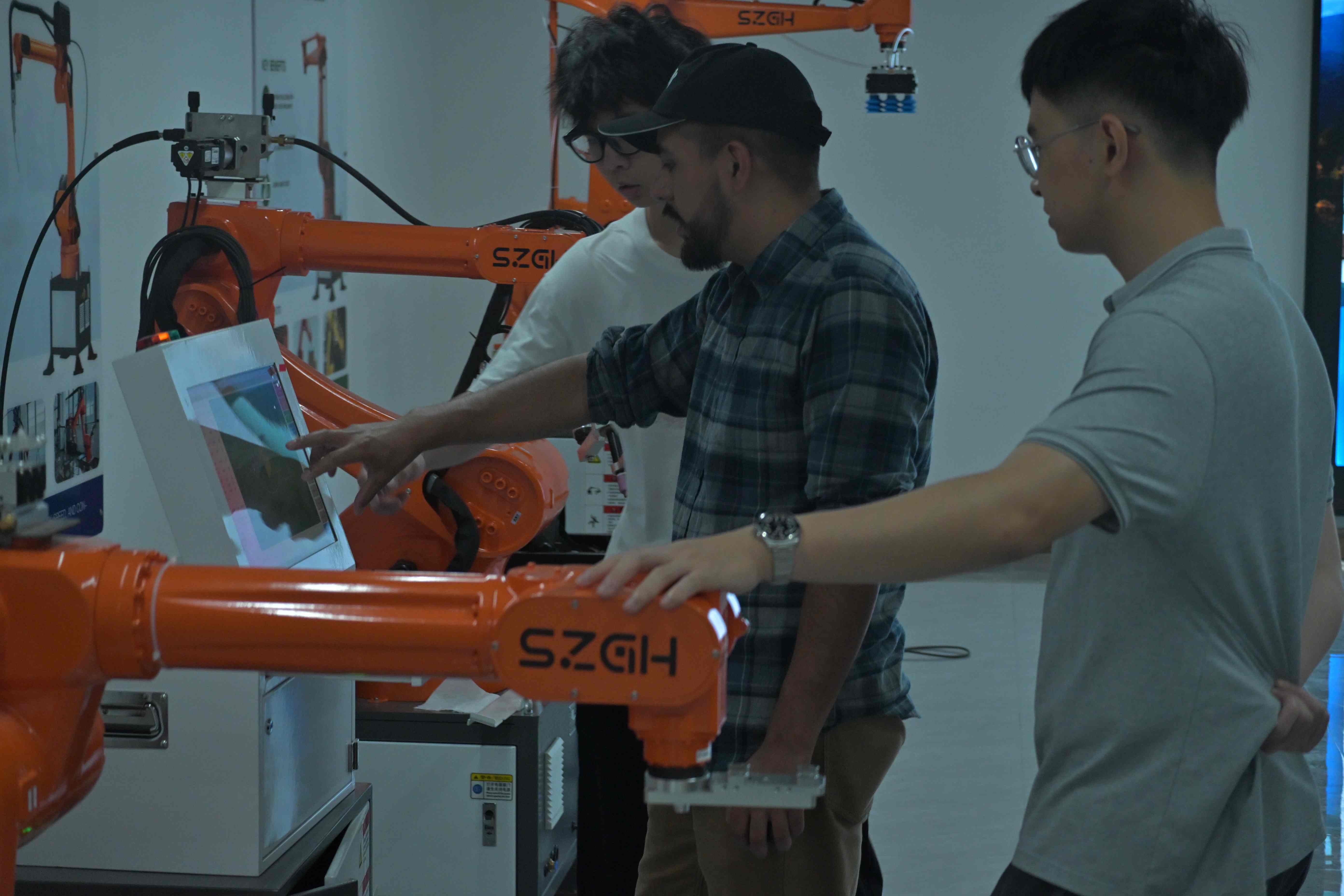 Engineer from Ecuador Visits SZGH Factory for Robot Training (3).JPG