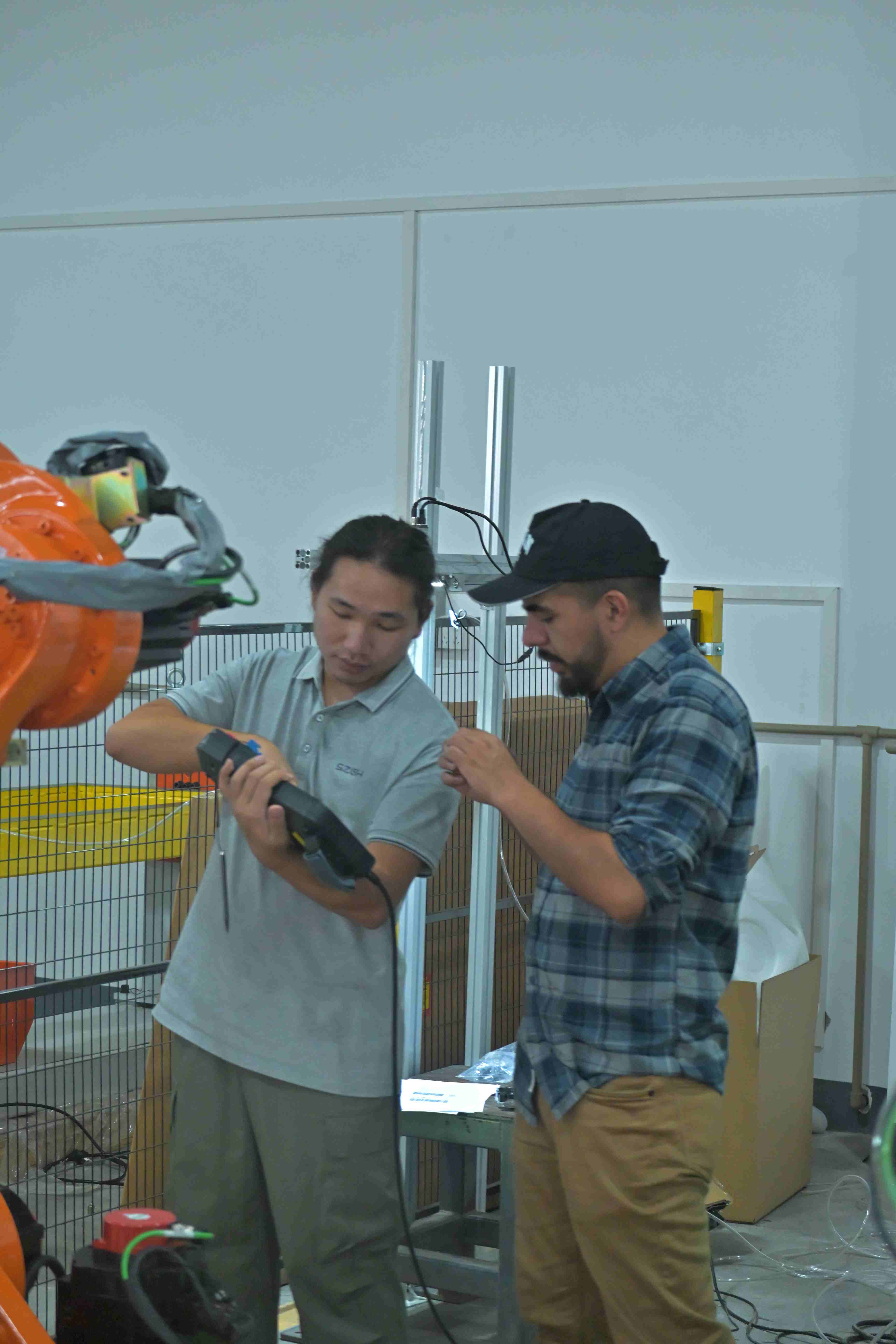 Engineer from Ecuador Visits SZGH Factory for Robot Training (1).JPG