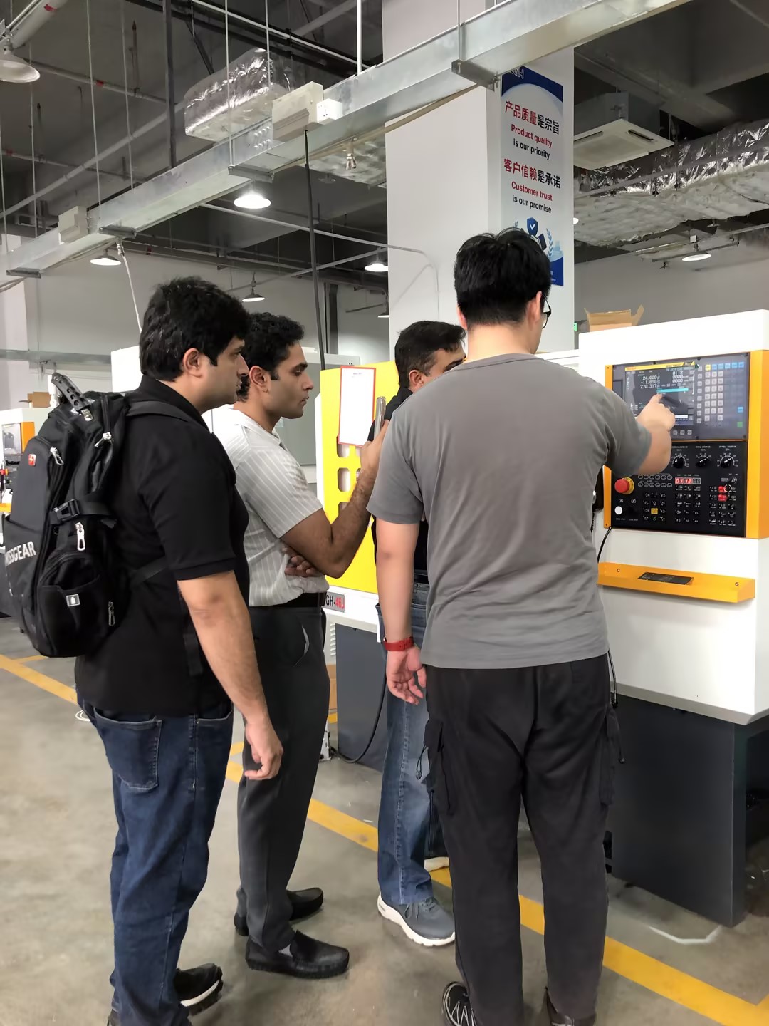 Three Customers from Pakistan Visit SZGH Factory (2).jpg