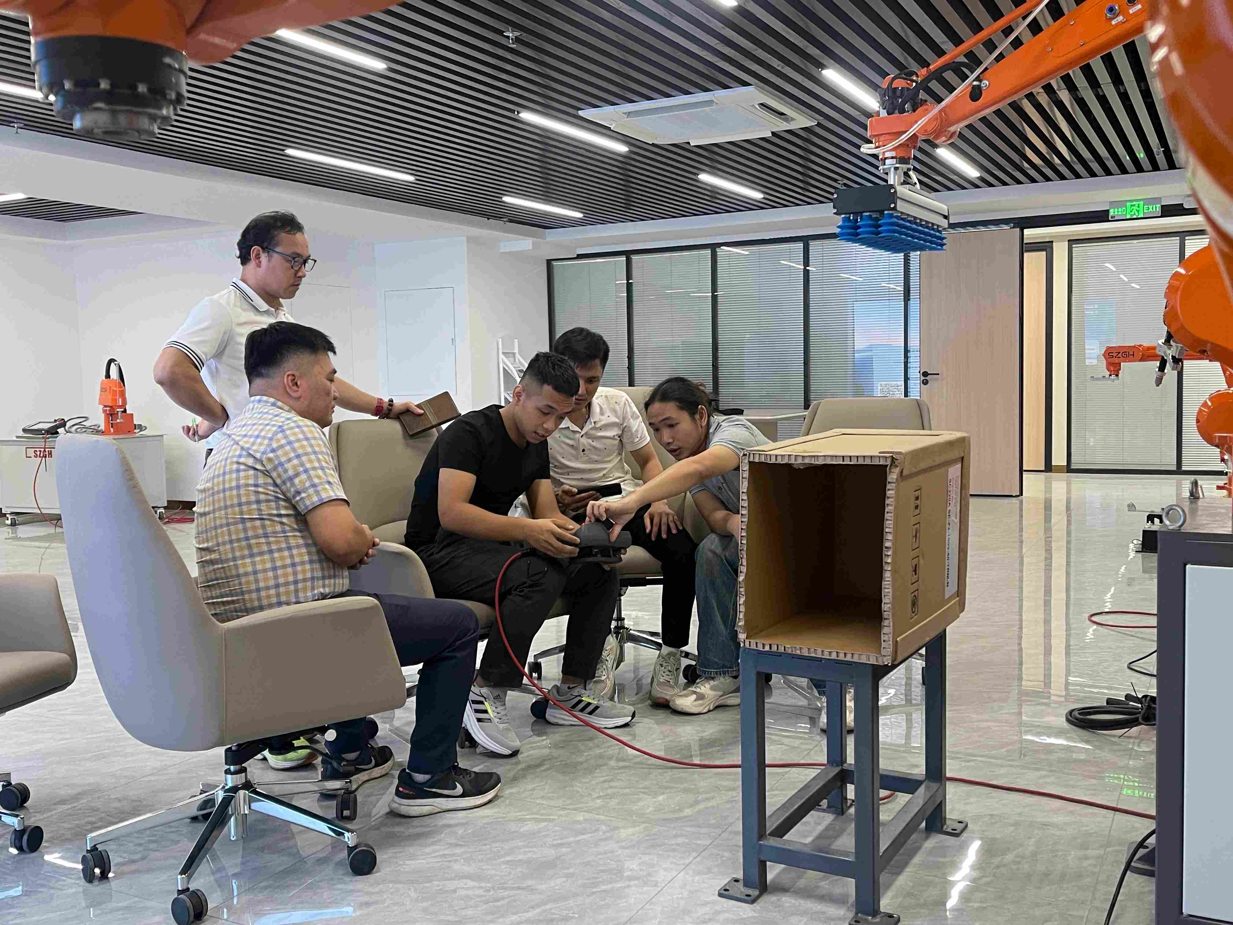 Vietnamese Customer Completes 3-Day Robot Training at SZGH (4).jpg