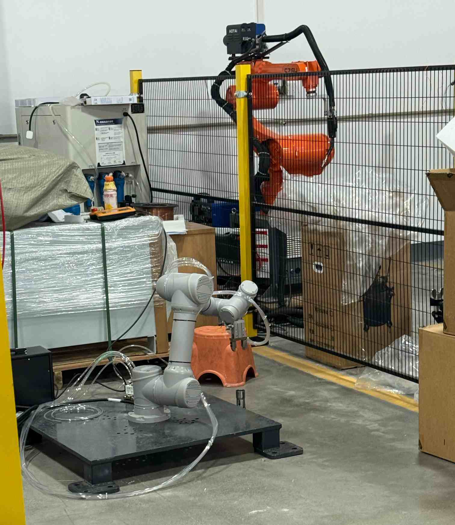 Azerbaijani customer visiting the industrial robot area at SZGH on October 23, 2026